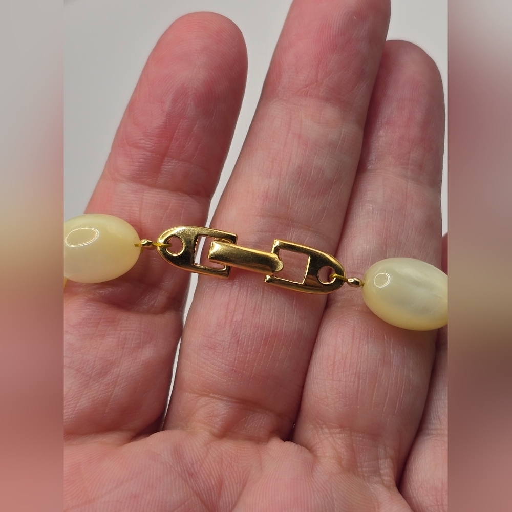 Napier Lucite Cream and Gold Tone Beaded Vintage Necklace - Picture 5 of 7